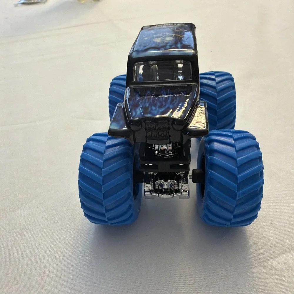 Hot Wheels Monster Jam 1:64 Son-uva Grave Digger Skull Truck‎ Blue Tires Treads